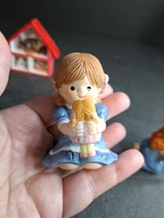1983 Enesco Country Cousins Figurines Girls Playing With Dollhouse 3 In Tall