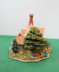 Lilliput Lane Cottages Shades of Summer Mint in box with a deed.