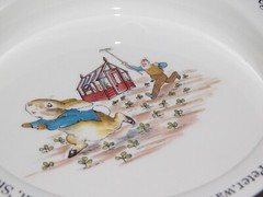 VINTAGE KITCHEN 6 1/2″ ACROSS WEDGWOOD ENGLAND PETER RABBIT CERAMIC BOWL