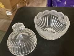 Vintage Unbranded Crystal Clear Glass Covered Dish w/Frosted Flower Edge