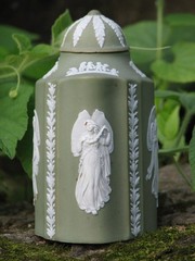 WEDGWOOD RARE TEA CADDY GREEN DIP JASPER AND WHITE RELIEFS OF ZEPHYRS AND GARLAN