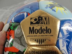 MODELO BEER ⚽ BEAUTIFUL GAME SOCCER BALL WITH DISPLAY STAND NEW OLD STOCK VTG