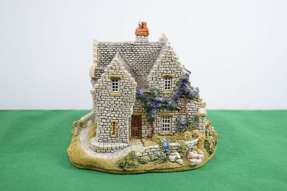 Lilliput Lane Kinlochness. In its original box with a deed.