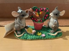 Charming Tails Keeping Our Love Alive 89/710 Fitz Floyd Figurine NIB