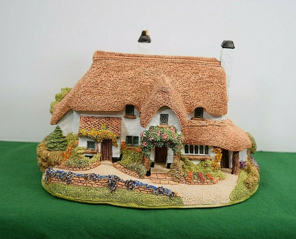 Lilliput Lane Periwinkle Cottage Mint in original box with a deed.