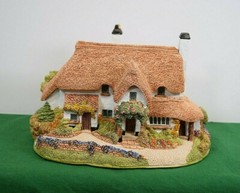 Lilliput Lane Periwinkle Cottage Mint in original box with a deed.