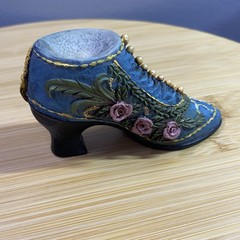 Unbranded~Tiny Molded Resin Painted Embossed Antique Mini Shoe-Roses-Victorian