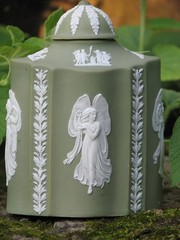 WEDGWOOD RARE TEA CADDY GREEN DIP JASPER AND WHITE RELIEFS OF ZEPHYRS AND GARLAN