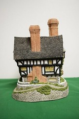 David Winter Falstaff Manor In excellent condition with COA, boxed.