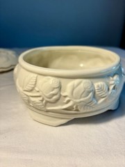 Unbranded Porcelain Floral Design Trinket With Lid Ivory With Gold Tone Trim 4″D
