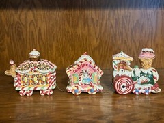 Pre-owned in EXCELLENT condition! FITZ AND FLOYD CANDY LANE 3 PIECE TRAIN SET