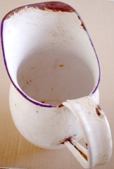 ONE VINTAGE WHITE ENAMEL POT **** UN ANCIEN POT EN ÉMAIL BLANC