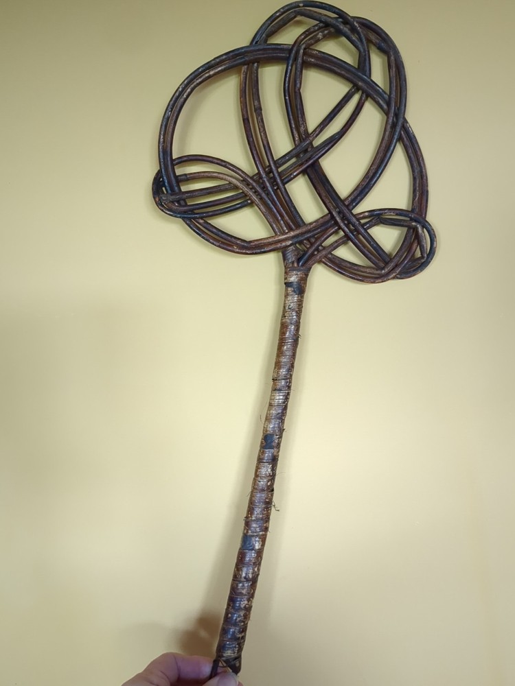MEDIUM SIZE VINTAGE CANE/WICKER CARPET/RUG BEATER #