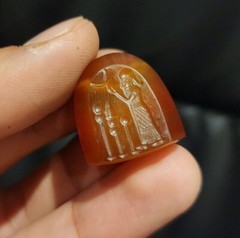 NEAR EASTERN BABYLON STONE AGATE GEM ENGRAVED STAMP DEPICTING KING SCENE 3 SIDE