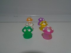 VINTAGE SET OF 6 MICRO MINIATURE GLASS MUSHROOMS .5″ FIGURES UNBRANDED (MF1478)