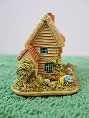 Lilliput Lane The Perfect Gift. Mint in original box. L2952
