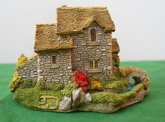 Lilliput Lane Helmere Cottage In excellent condition with deed and original box.