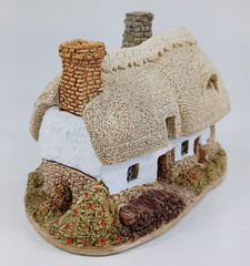 Lilliput Lane “Ostlers Keep”, One of Our Miniature Masterpieces, United Kingdom.