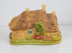 Lilliput Lane Revolution House Mint in its original box with a deed. L2819