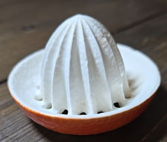 Majolica Ceramic Pottery Juicer Reamer White Orange Peel Chips 3″ Cup Top 1930s