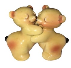 ￼Vintage ceramic salt pepper shakers Bears Light Brown Tellington Huggers Fun