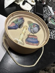 CLASSIC TREASURES–LADIES COLLECTIBLE ENSEMBLE-ANTIQUE HANDBAG; SHOE; HAT & DISP