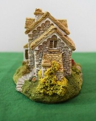 Lilliput Lane Helmere Cottage In excellent condition with deed and original box.
