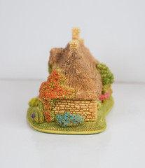 Lilliput Lane Revolution House Mint in its original box with a deed. L2819