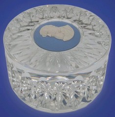 WEDGEWOOD LEAD CRYSTAL & JASPERWARE CAMEO CHARLES DICKENS PAPERWEIGHT