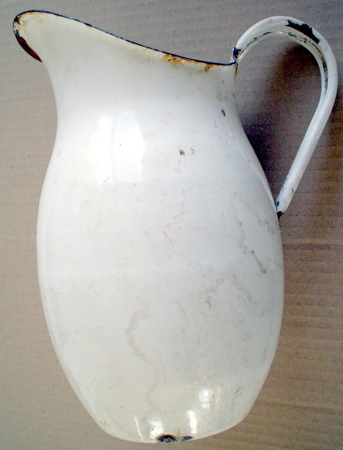 ONE VINTAGE WHITE ENAMEL POT **** UN ANCIEN POT EN ÉMAIL BLANC