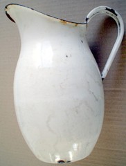ONE VINTAGE WHITE ENAMEL POT **** UN ANCIEN POT EN ÉMAIL BLANC