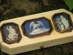 WEDGWOOD XRARE 1790 TOOTHPICK CASE & 3 JASPER MEDALLIONS CUT STEEL BEDS/GOLD