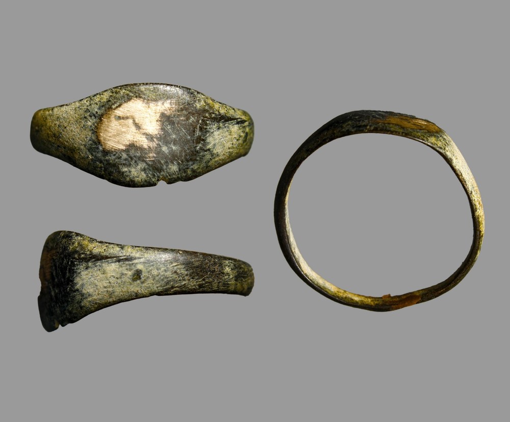 Ancient Roman Gold Gilded Signet Ring with Incised Shoulders 2nd–3rd Century AD