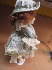 VINTAGE DRESSED DOLL 16 ” w/ BOX ” ASHLEY BELLE ” # NA2600 PORCELAIN DOLL + CAT