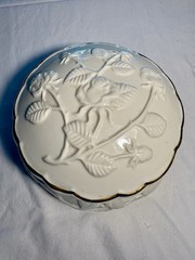 Unbranded Porcelain Floral Design Trinket With Lid Ivory With Gold Tone Trim 4″D