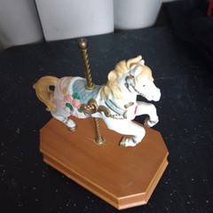 Vintage Unbranded CAROUSEL HORSE Porcelain Figurine Wooden Stand 6″x 6″