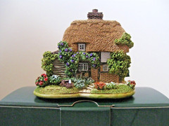 Lilliput Lane Granny’s Bonnet L2080 Mint in its original box with a deed.