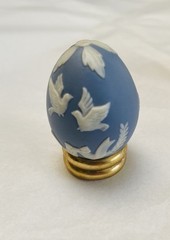 FRANKLIN MINT Egg Blue Parian-Style Porcelain 1988 Collectors Treasury Of Eggs