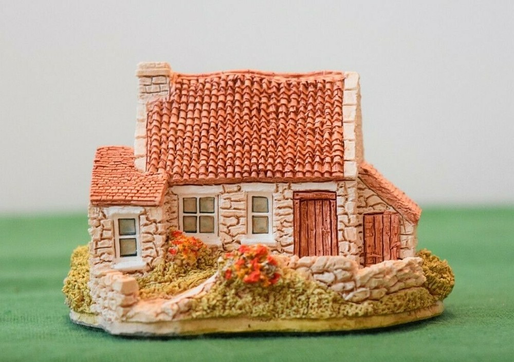 Lilliput Lane Cottages Inglewood Version 2. In excellent condition, boxed.