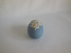 Wedgwood Tricolor White & Yellow On Blue Jasperware 2.75″ Crocus Flower Egg Box