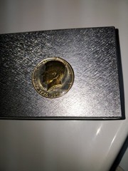 moneda.de 50 centavos de kenedy sin circular protegida con un material plastico
