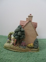 Lilliput Lane Cottages Damson Cottage Mint in original box with deed. L3526