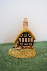 David Winter Collectibles Blossom Cottage. In excellent condition, boxed.