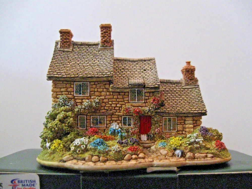 Lilliput Lane Number Three Mint in its original box with a deed. L3015