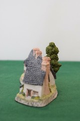 David Winter Craftmens Cottage In original box with a COA.