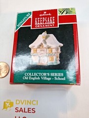 1990 HALLMARK KEEPSAKE MINIATURE ORNAMENT OLD ENGLISH VILLAGE SCHOOL HMM7 VTG
