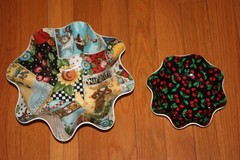 Mary Engelbreit Vintage Plastic Scalloped Edge Tostada Salad Chip Bowls SET OF 2