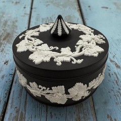 WEDGWOOD Black Jasperware 5″ Round Grapevine TRINKET BOX England UK Grape Leaf