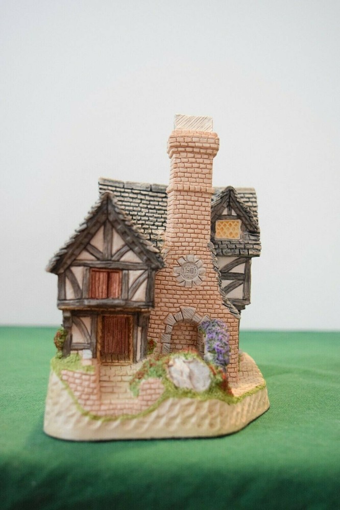 David Winter Cottages Inglenook Cottage Mint in its original box.