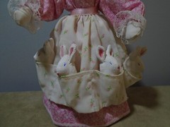 HANDMADE CERAMIC HEAD MOMMY RABBIT WITH 4 BABIES IN APRON 8” FIGURE UNBRANDED
